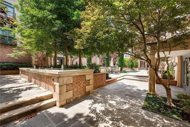 2885 Woodside St, Unit 303 in Dallas, TX - Building Photo - Building Photo