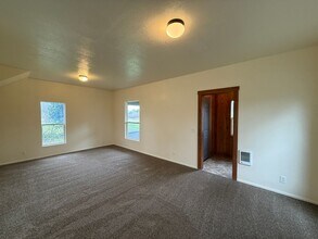 1133 Irvington Dr in Eugene, OR - Building Photo - Building Photo