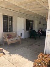 10450 Independence Ave in Chatsworth, CA - Foto de edificio - Building Photo