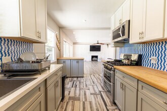 7706 Quakertown Ave in Los Angeles, CA - Building Photo - Building Photo