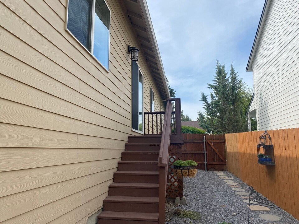 380 SE Soft Tail Loop in Bend, OR - Building Photo