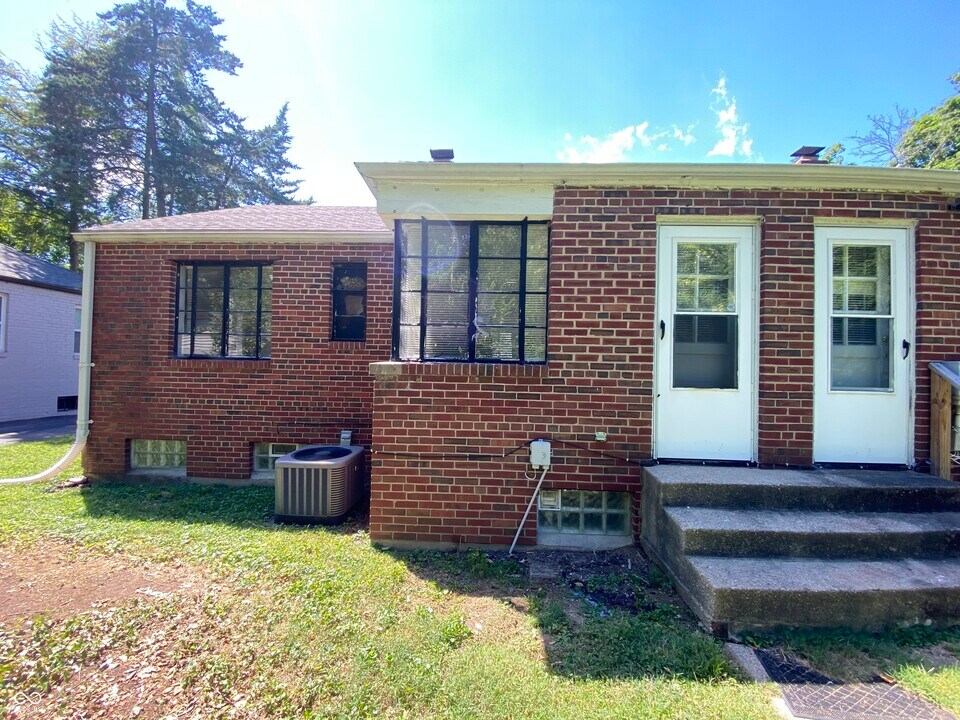 77 W Westfield Blvd in Indianapolis, IN - Building Photo