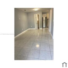 18500 NE 1st Ct-Unit -1 in Miami, FL - Building Photo - Building Photo