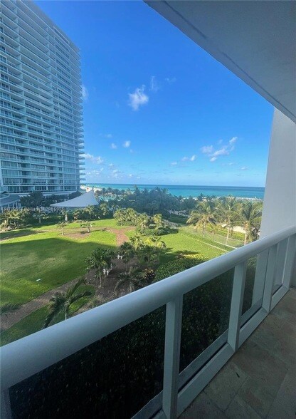 10275 Collins Ave, Unit 507 in Bal Harbour, FL - Building Photo
