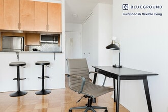 200 E 72nd St in New York, NY - Building Photo - Building Photo