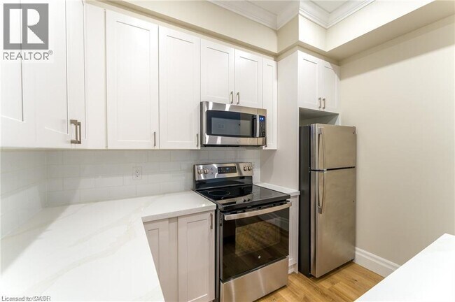 100 Charlton Ave W in Hamilton, ON - Building Photo - Building Photo