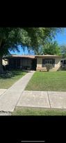 231 W Jewell St in San Antonio, TX - Building Photo