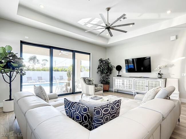 828 100th Ave N in Naples, FL - Foto de edificio - Building Photo