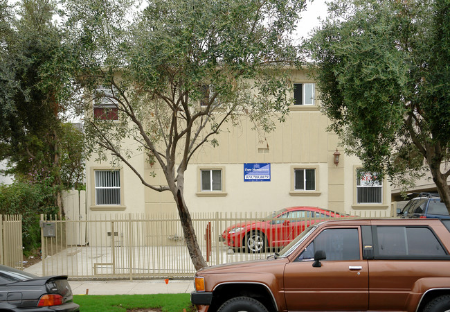 557 N Kenmore Ave in Los Angeles, CA - Foto de edificio - Building Photo