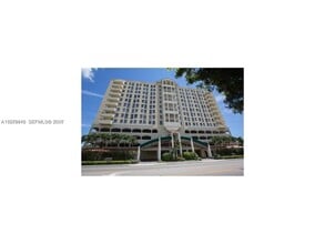 2351 Douglas Rd, Unit 801 in Miami, FL - Foto de edificio - Building Photo