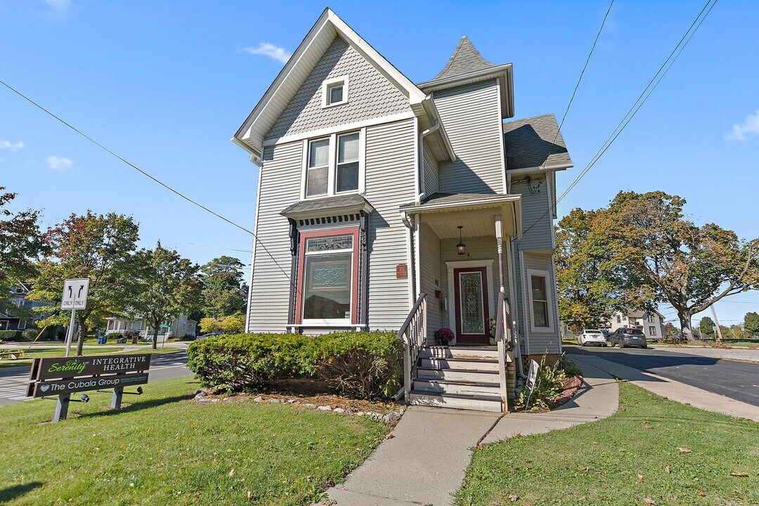 102 Minnie St in Crystal Lake, IL - Building Photo
