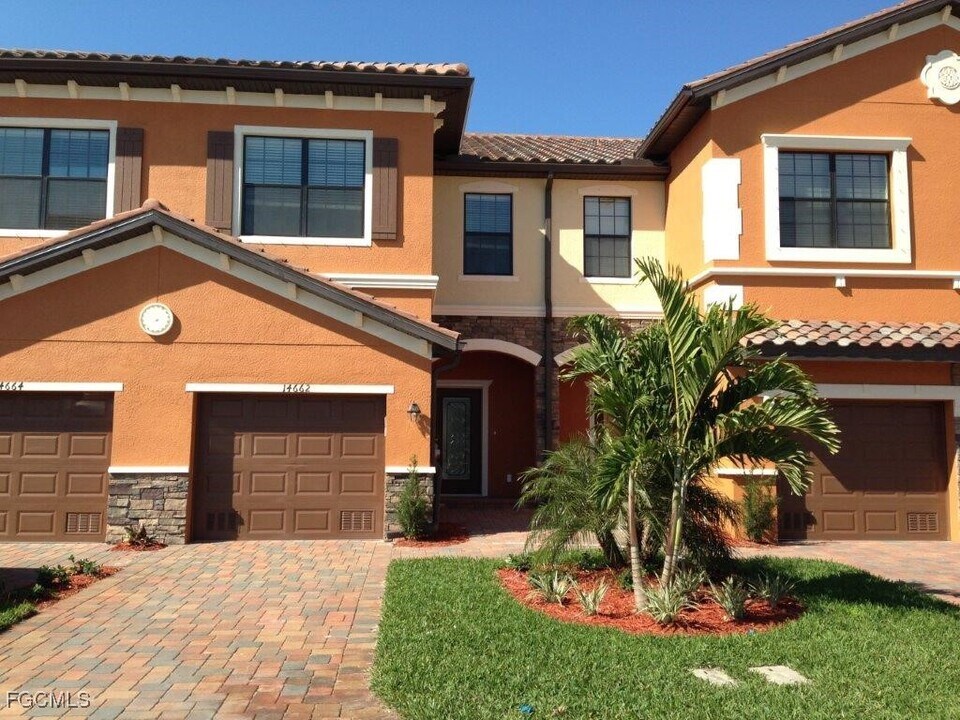 14662 Summer Rose Way in Ft. Myers, FL - Foto de edificio