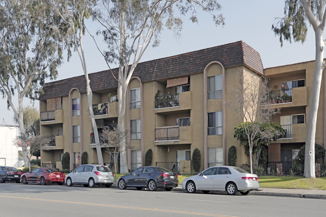 Devington Apartments in Downey, CA - Building Photo