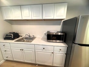 39 Cottage St, Unit 1 in Stoneham, MA - Foto de edificio - Building Photo