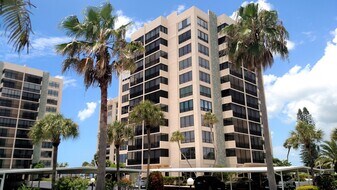 627 Alhambra Rd in Venice, FL - Building Photo