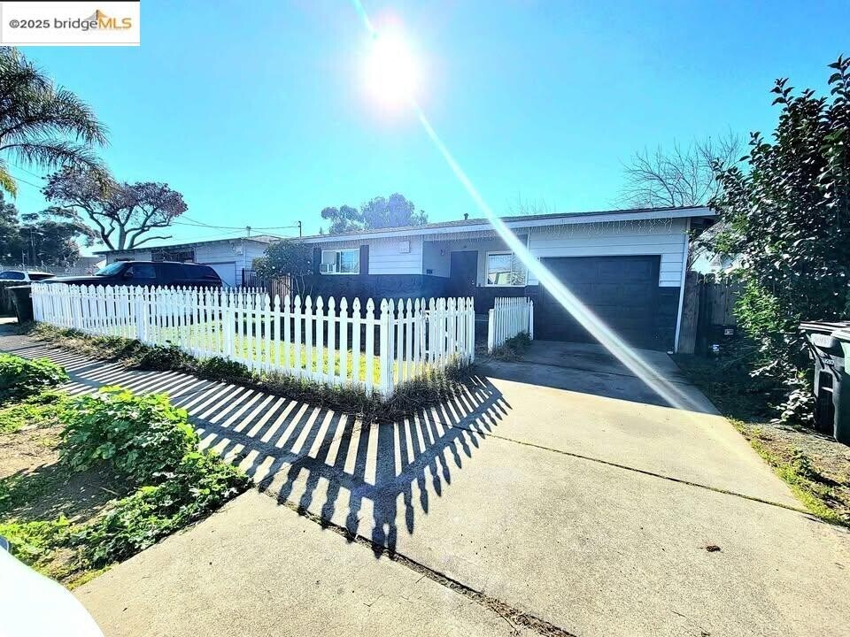 305 W 13th St in Pittsburg, CA - Foto de edificio