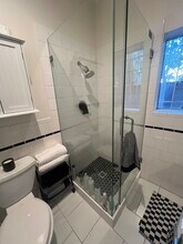 532 S Irving Blvd, Unit Garden Cottage in Los Angeles, CA - Foto de edificio - Building Photo