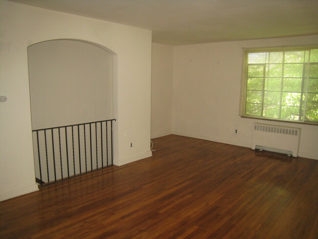 530 Castleton Ave, Unit 524