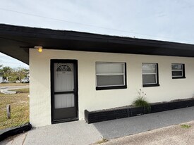 1100-1190 Neptune Dr in Ruskin, FL - Building Photo