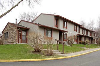 Crossroads of New Brighton in New Brighton, MN - Foto de edificio - Building Photo