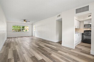 2820 NE 201st Terrace in Aventura, FL - Building Photo