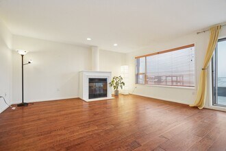 555 Kirkland Way, Unit 202 in Kirkland, WA - Foto de edificio - Building Photo