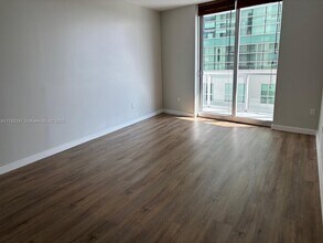 185 SW 7th St, Unit # 1410 in Miami, FL - Foto de edificio - Building Photo