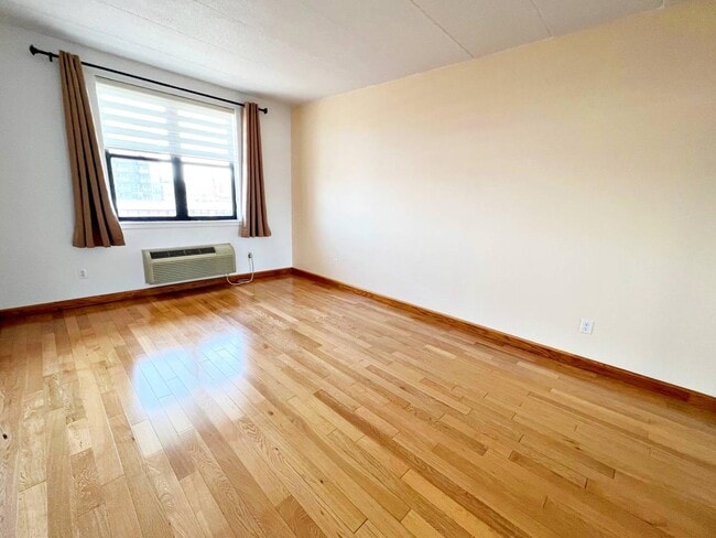 139-76 35th Ave in Queens, NY - Building Photo - Building Photo