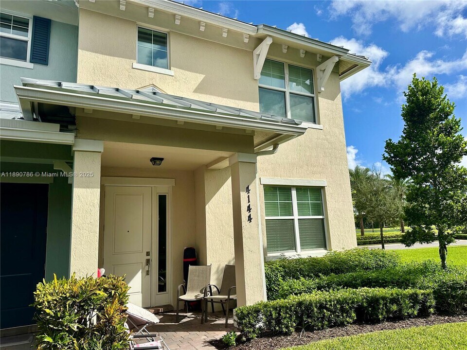 4144 Greenway Dr in Hollywood, FL - Building Photo