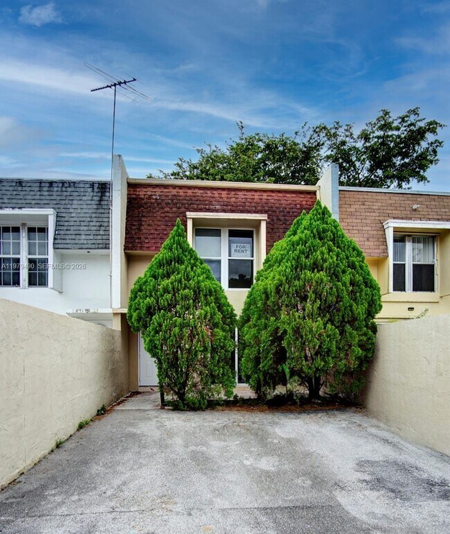 6252 Highland Ct in North Lauderdale, FL - Building Photo - Building Photo