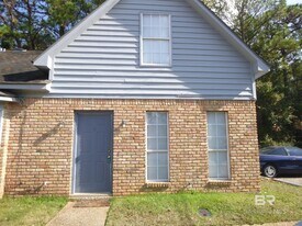 600 Cheshire Ln in Daphne, AL - Building Photo