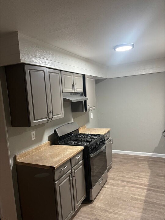 1121 Woodcrest Dr in Garland, TX - Building Photo