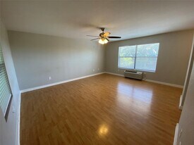 701 W Sycamore St, Unit 203 in Denton, TX - Building Photo