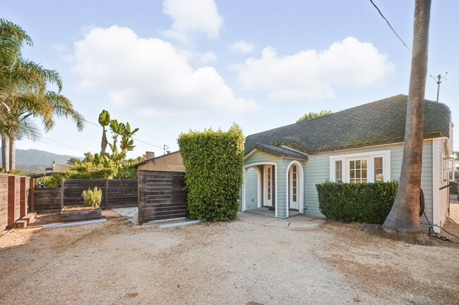 611 W Mission St in Santa Barbara, CA - Building Photo - Building Photo
