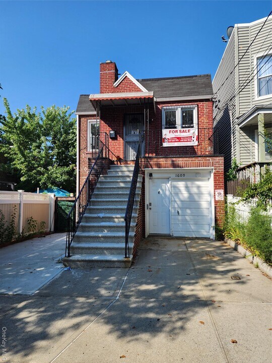 1609 Colden Ave in Bronx, NY - Building Photo