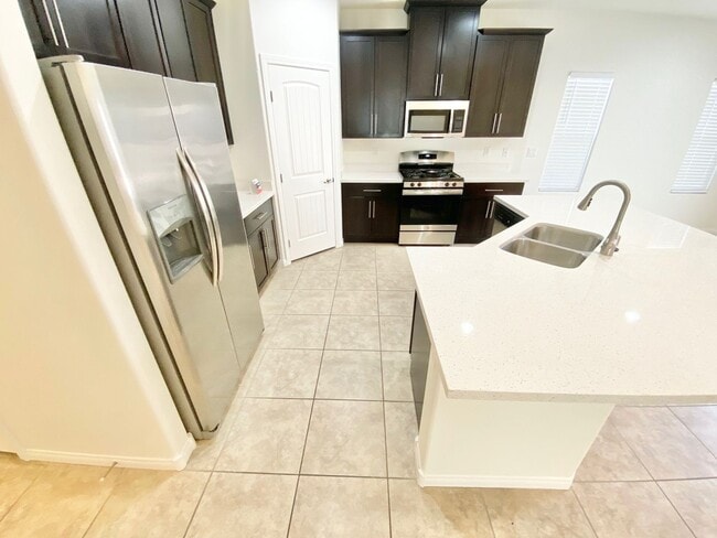 321 Cadence Vista Dr in Henderson, NV - Building Photo - Building Photo