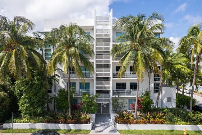 7744 Collins Ave in Miami Beach, FL - Foto de edificio - Building Photo