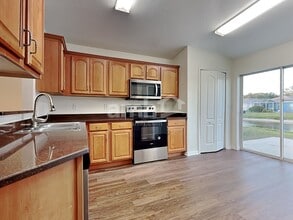 8138 Canterbury Lake Blvd in Tampa, FL - Foto de edificio - Building Photo