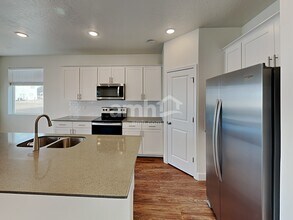 226 N Dry Crk Rd in Saratoga Springs, UT - Foto de edificio - Building Photo