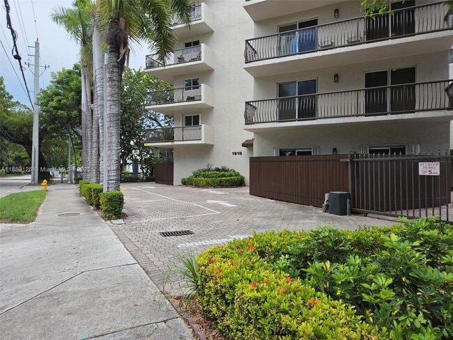 1918 Brickell Ave in Miami, FL - Building Photo - Building Photo