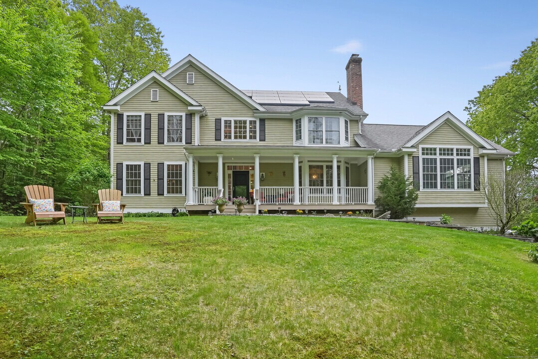 18 Beaver Dam Rd in Newtown, CT - Building Photo