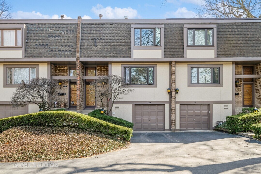 218 Charles Pl in Wilmette, IL - Building Photo