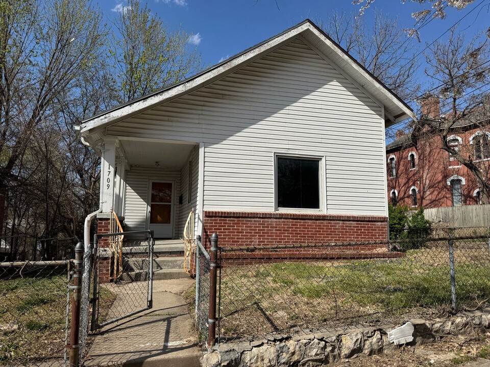 1709 Francis St in St. Joseph, MO - Building Photo