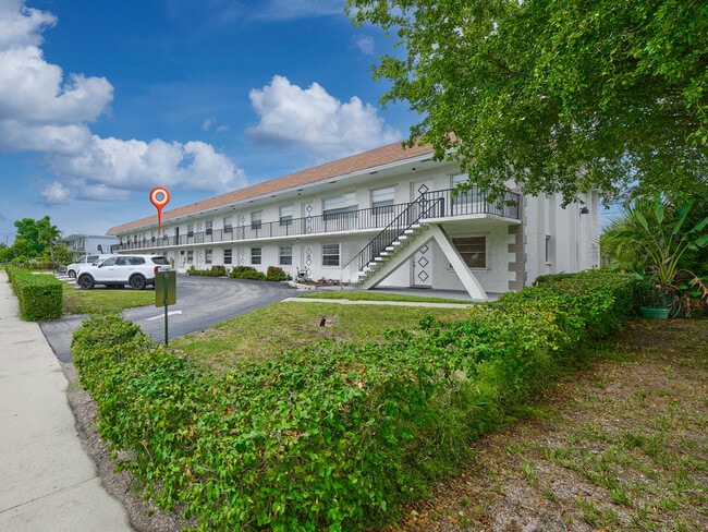 227 Castlewood Dr in North Palm Beach, FL - Building Photo - Building Photo