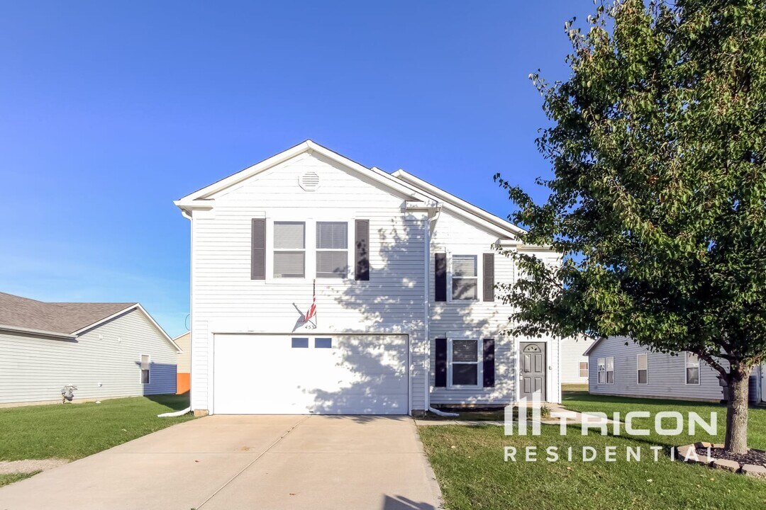 453 Bridgewater Dr in Greenfield, IN - Building Photo