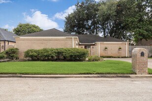 15703 Whitewater Ln in Houston, TX - Building Photo
