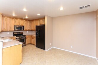 8204 W Wildwood Glen Dr in Las Vegas, NV - Foto de edificio - Building Photo