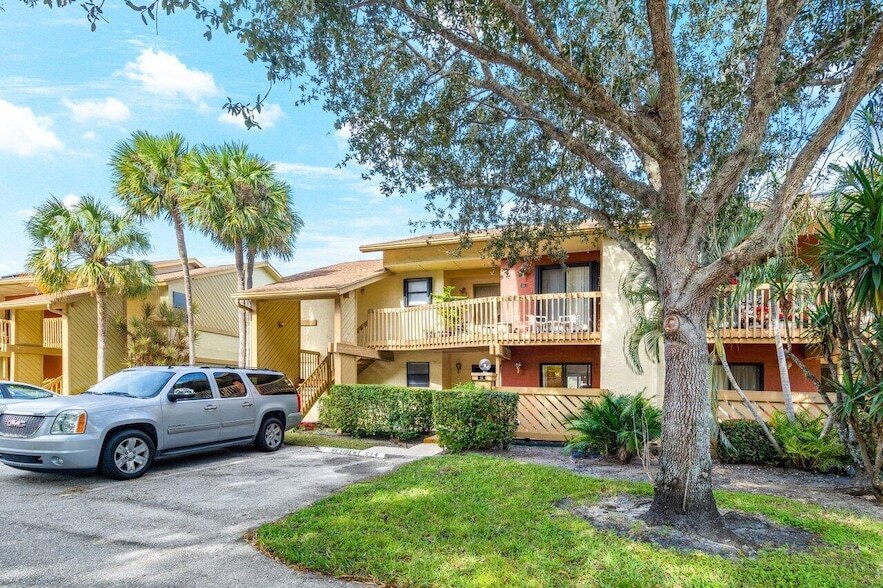 13145 Chadwick Ct, Unit 14 in Wellington, FL - Building Photo