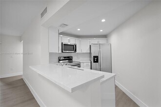 9715 Fontainebleau Blvd in Miami, FL - Building Photo - Building Photo