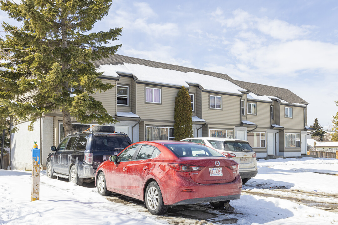 19 Ranchero Rise NW in Calgary, AB - Building Photo